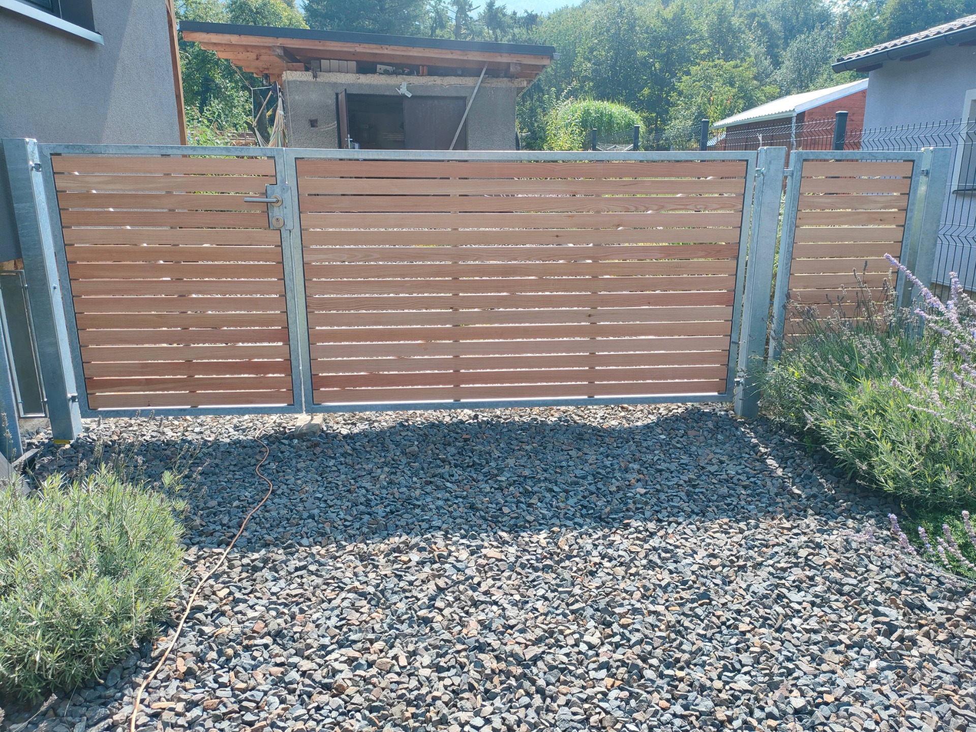 Kovová brána s dřevěnou výplní Veřovice