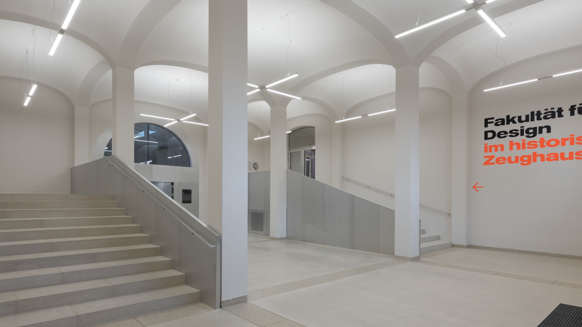 Opláštění interiéru hliníkovým plechem s kovovou konstrukcí u firmy Steinfeld Robert Condin Italie-Faculty for Design Munchen